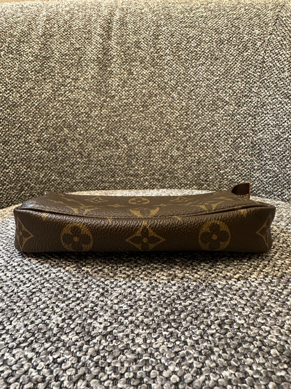 Louis Vuitton Pochette Accessoires in Monogram Canvas