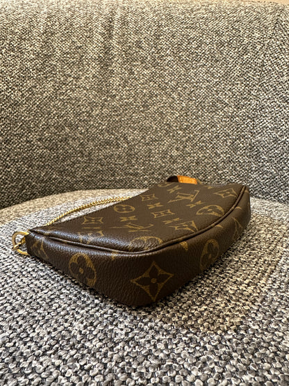 Louis Vuitton Pochette Accessoires in Monogram Canvas