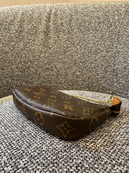 Louis Vuitton Pochette Accessoires in Monogram Canvas
