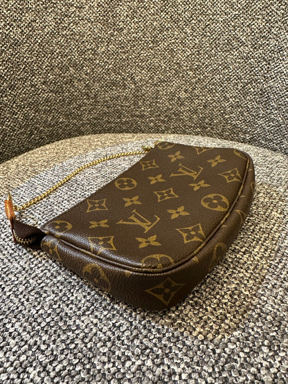 Louis Vuitton Pochette Accessoires in Monogram Canvas