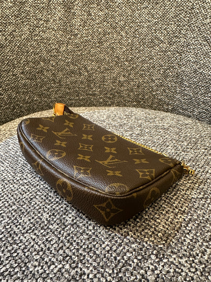 Louis Vuitton Pochette Accessoires in Monogram Canvas